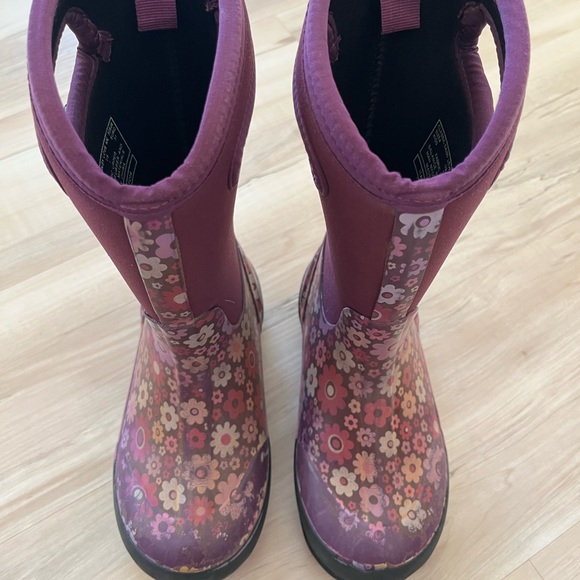 Bogs Classic Daisy Love Me Pink Floral Butterfly Kids Boots | Youth 1 - Picture 3 of 8
